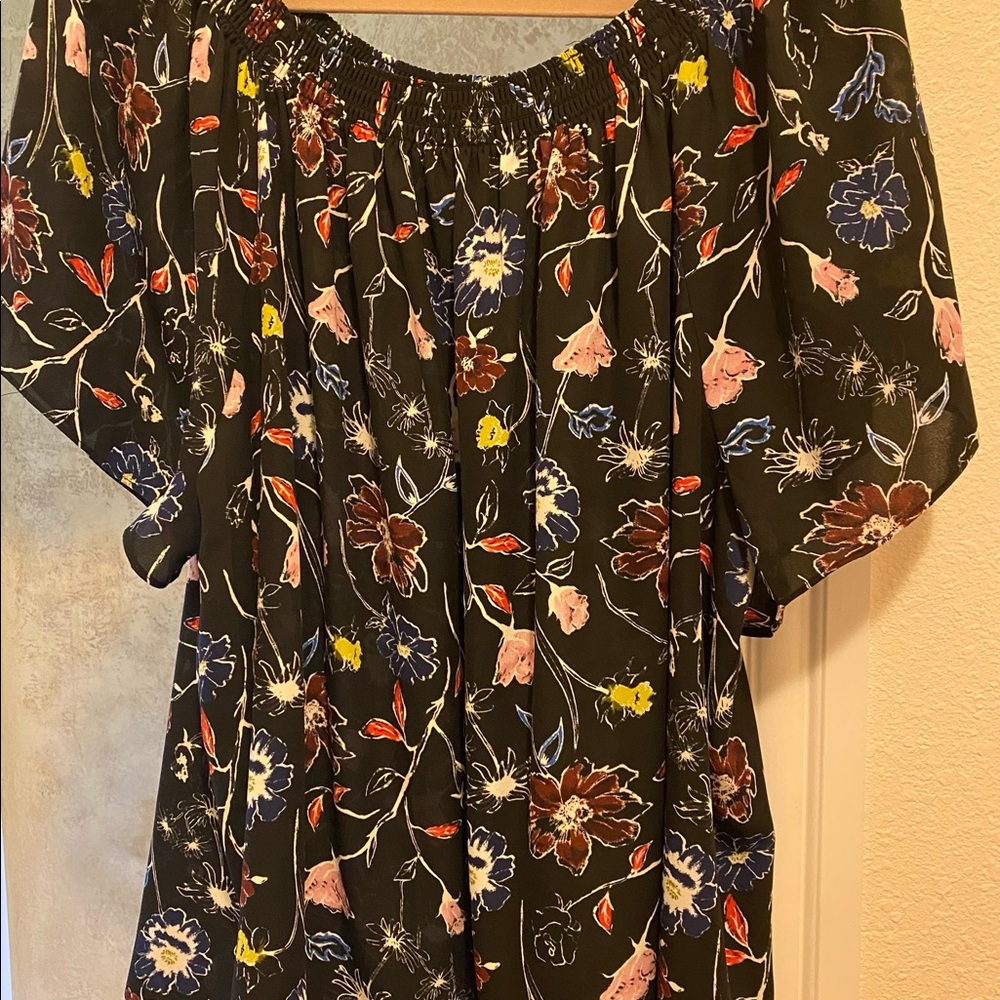 Cute elastic off shoulder top by Violet & Claire.
